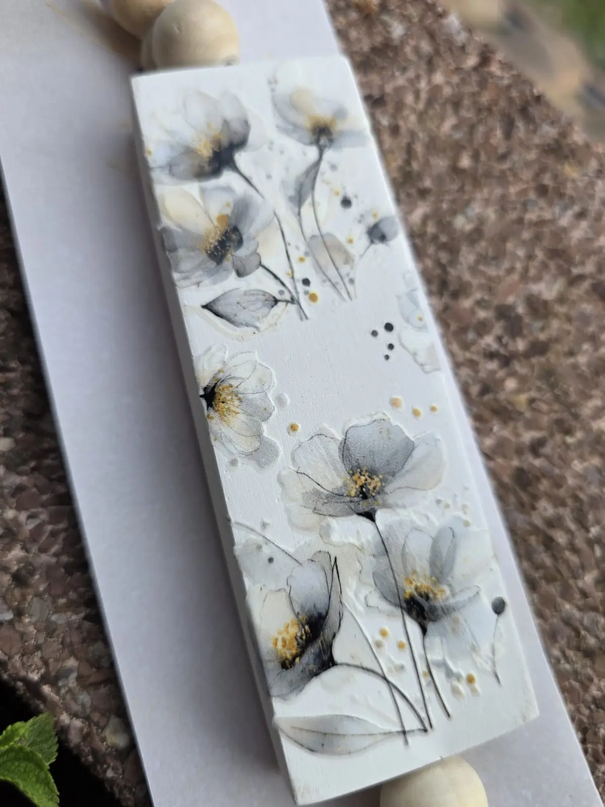 Ambientador perfumado artesanal para armarios con diseño de flores